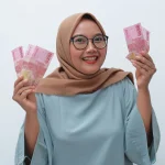 foto orang memegang uang rupiah