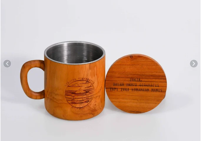 Mug eksklusif terbuat dari kayu jati dengan desain artistik untuk souvenir multifungsi