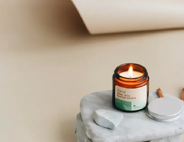 Lilin aromaterapi dengan aroma menenangkan, terbuat dari bahan alami sebagi souvenir