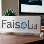 Representasi profesional nama domain Faisol.id dalam bentuk plakat meja modern dengan latar belakang suasana ruang kerja digital.